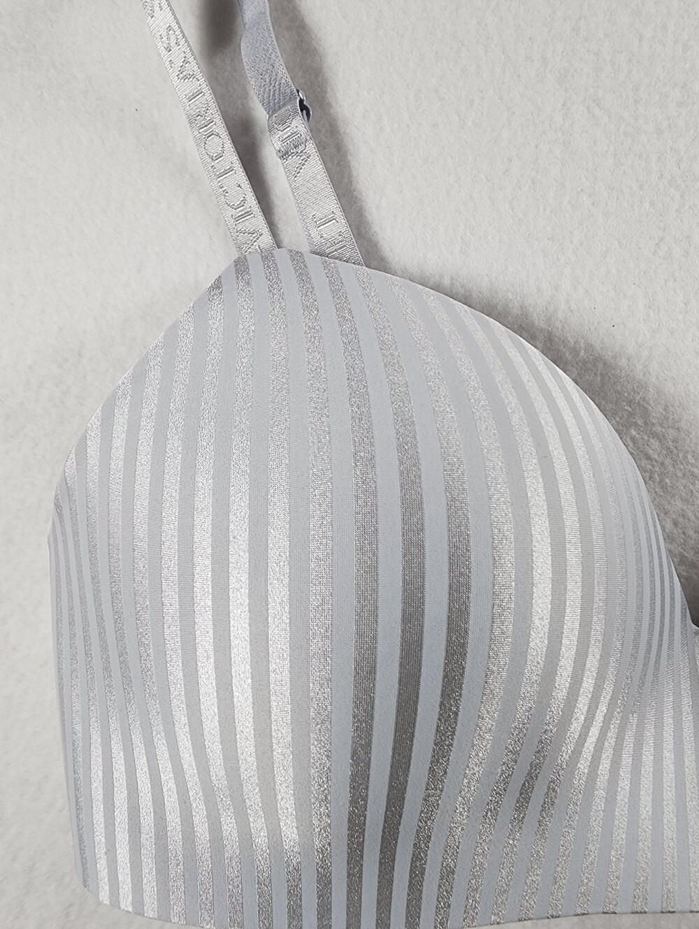 Victoria’s Secret 34D Wireless T-Shirt Bra Silver Metallic Stripe - Picture 4 of 15